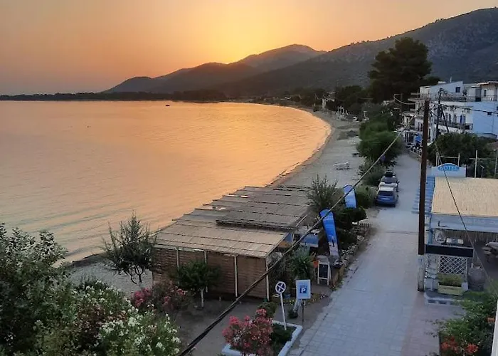 לינה וארוחת בוקר Prinos 3*